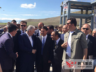 總裁王家安、土耳其總理耶爾德勒姆共同出席鵬飛集團在土耳其承建的3000td水泥生産線剪彩儀式，并親切交談